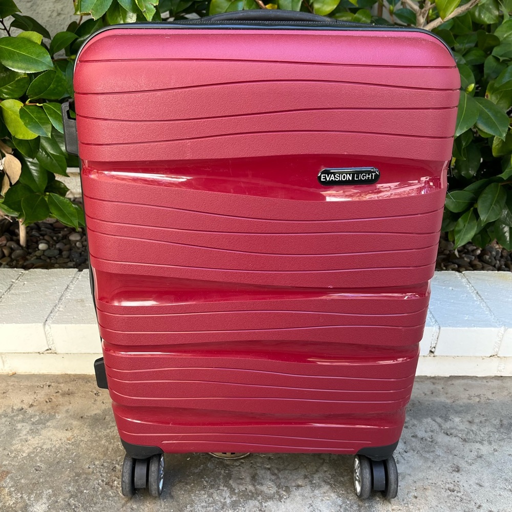Beautiful 22“ French brand Carry On in Red: Solid material and expandable shell